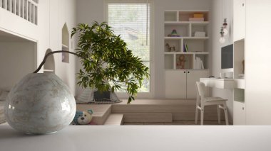 Minimalist çocukların yatak odası, parke, oyuncaklı dolap, iç tasarım, mimari konsept üzerine yuvarlak mermer vazo ve yeşil yapraklı beyaz minder masa rafı.