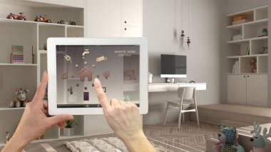 Dijital tablette akıllı uzaktan kumanda sistemi. Uygulama simgeleri olan aygıt. Beyaz tonlarda modern yatak odası sandalye ve masaüstü, mimari iç tasarım.