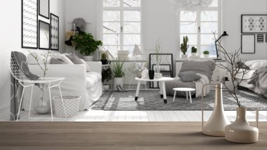 Üzerinde minimalist modern vazolar bulunan ahşap masa veya raf bulanık modern beyaz ve siyah İskandinav oturma odası kanepe, koltuk, halı, minimalist iç mimari tasarım
