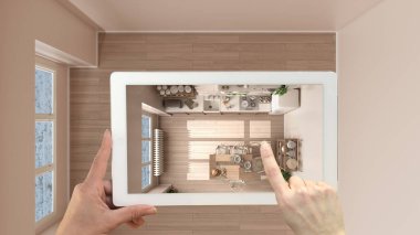 Gelişmiş gerçeklik kavramı. Boş iç mekanlarda mobilya ve tasarım ürünleri canlandırmak için kullanılan AR uygulamalı tablet, yemek masası olan mutfak, üst görünüm, plan, yukarıda