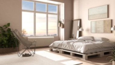 Arka plan bulanık iç tasarım, kırsal yatak odası, eko sürdürülebilir parke, yastıklı palet, koltuk, ayna ve saksı bitkileri. Doğal geri dönüşümlü mimari kavramı