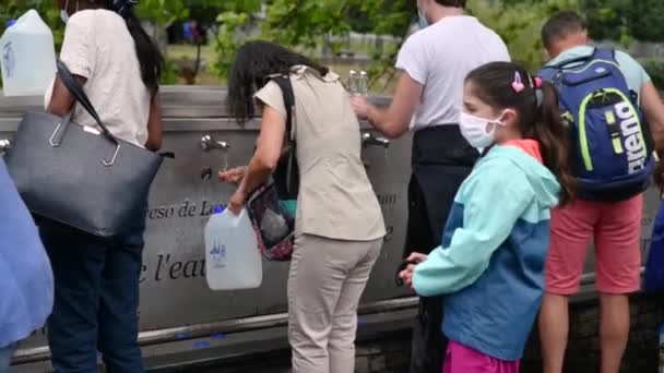 Lourdes Frankrijk August 2020 Pelgrims Verzamelen Heilig Water Containers Aan — Stockvideo