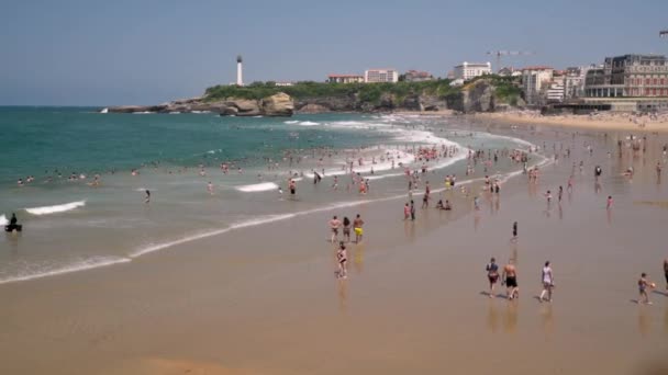 Biarritz França Agosto 2020 Pessoas Praia Areia Verão — Vídeo de Stock