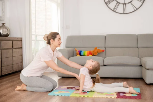 Mutter Und Tochter Machen Gemeinsam Yoga Hause — Stockfoto