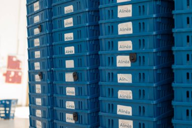 ROUEN, FRANCE - 20 Mayıs 2020: Plastik boş tramvay ALINEA mağazasında arka arkaya