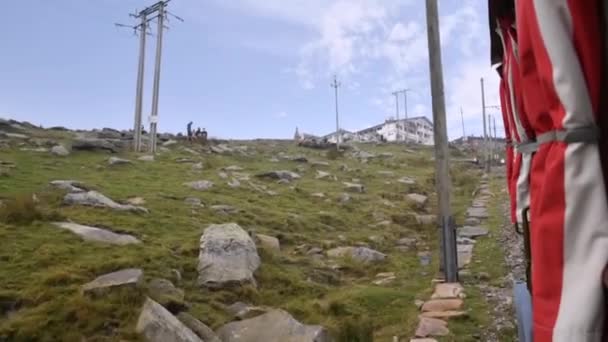 Rhune Cog火车爬上山顶 法国的老式木制火车 — 图库视频影像