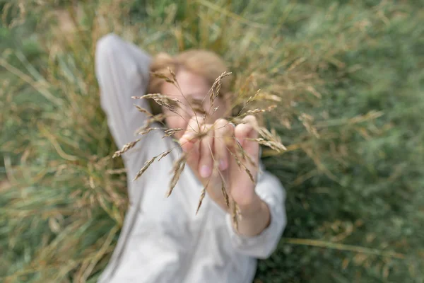 Girl Showing Dry Golden Grass — Stock Photo, Image