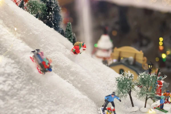 Święty Mikołaj Jeździ Nartach Śniegu Zimowa Scena Ceramicznych Figur — Zdjęcie stockowe