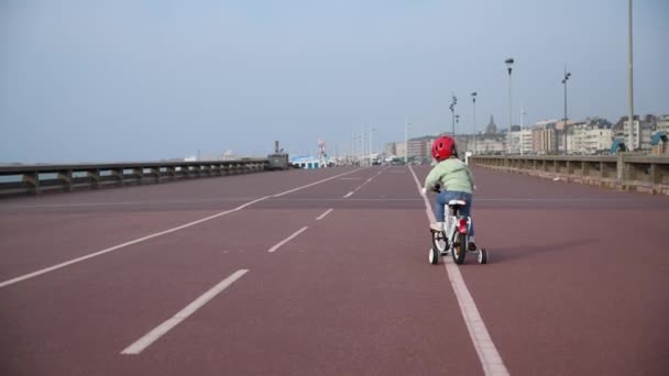 戴头盔的女孩学习骑四轮自行车 — 图库视频影像