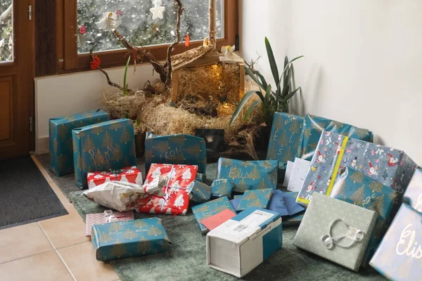 Πολλά Δώρα Κάτω Από Δέντρο Για Χριστούγεννα — Φωτογραφία Αρχείου