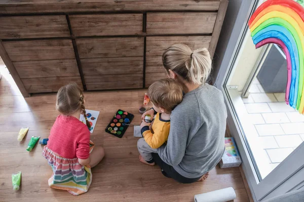 Mutter Und Kinder Malen Einen Regenbogen Auf Das Fenster — Stockfoto