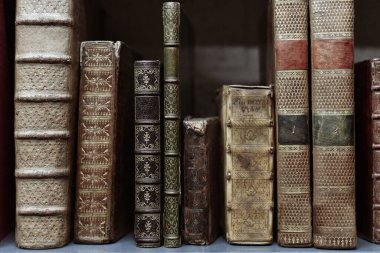 Kütüphanenin arşivindeki rafta eski eskimiş kitaplar.
