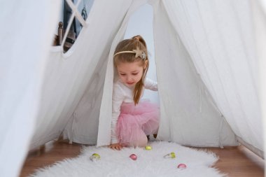 Paskalya için çikolatalı yumurta arayan bir kız.