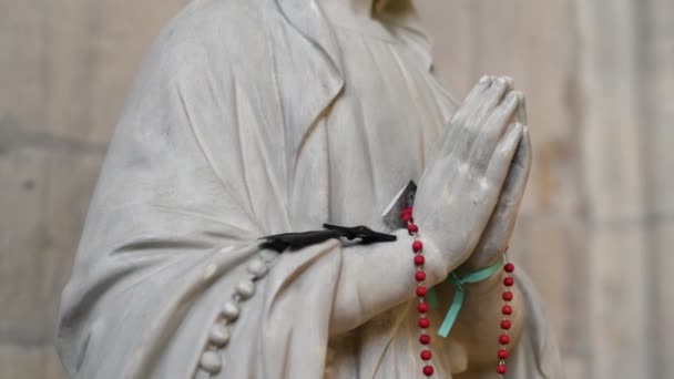 Posąg modlącej się Dziewicy Maryi — Wideo stockowe