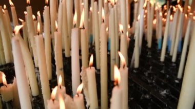 Lourdes 'te bir sürü beyaz mum yanıyor.