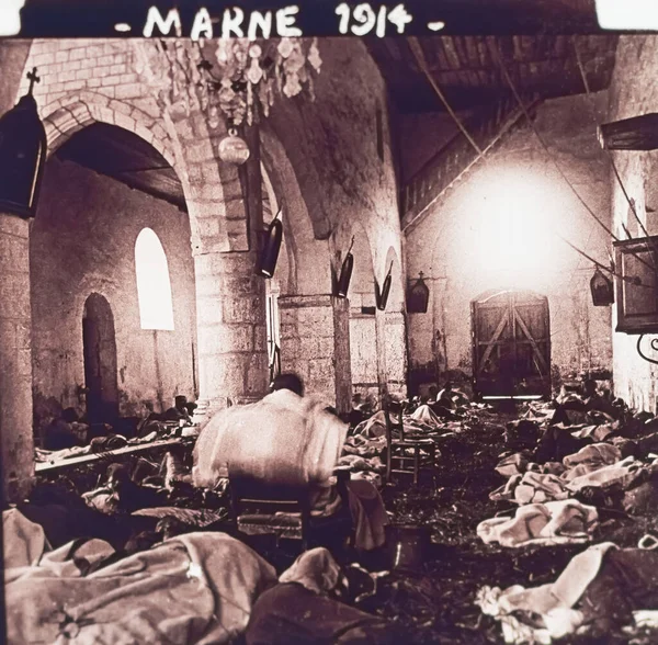 프랑스 - CIRCA 1914: 1914 년 ~ 1918 년경 제 1 차 세계 대전중 부상당한 사람들 과 함께 마른에 있는 한 교회의 야전 병원. — 스톡 사진