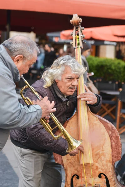 BRUSELAS, BÉLGICA - 13 DE ABRIL DE 2019: Músicos de la calle tocan instrumentos musicales — Foto de Stock