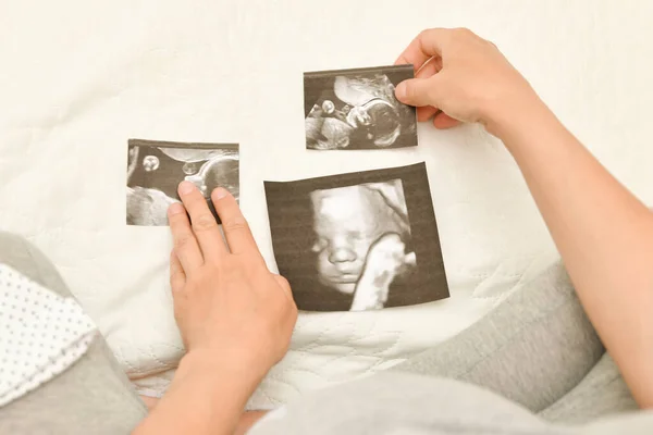 Έγκυος Γυναίκα Κρατώντας Υπερηχογράφημα Εικόνα — Φωτογραφία Αρχείου