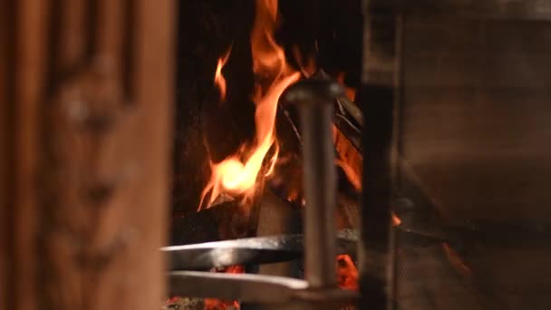 Fuego en una antigua chimenea francesa en una sala de estar — Vídeos de Stock