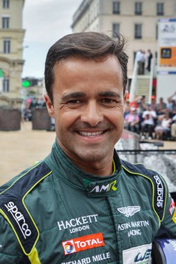 Le Mans, Fransa - 11 Haziran 2017: Portekiz yarış pilotu Pedro Lamy Aston Martin Racing yarış pilotları geçit töreni sırasında