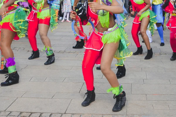 LE MANS, FRANCE - 22 AVRIL 2017 : Festival Europe jazz Les femmes caribéennes dansent en costumes au centre-ville — Photo