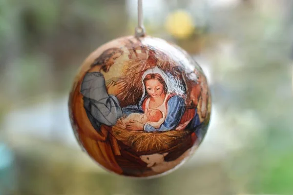 Juguete del árbol de Navidad con la escena del nacimiento de Jesucristo — Foto de Stock