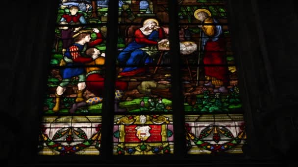 DIEPPE, FRANCIA - 17 DE SEPTIEMBRE DE 2021: Vidrieras con una escena del nacimiento de Jesucristo — Vídeos de Stock