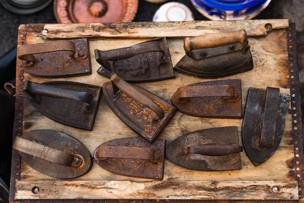 Conjunto de hierro fundido oxidado y planchas de acero en un mercado de pulgas — Foto de Stock