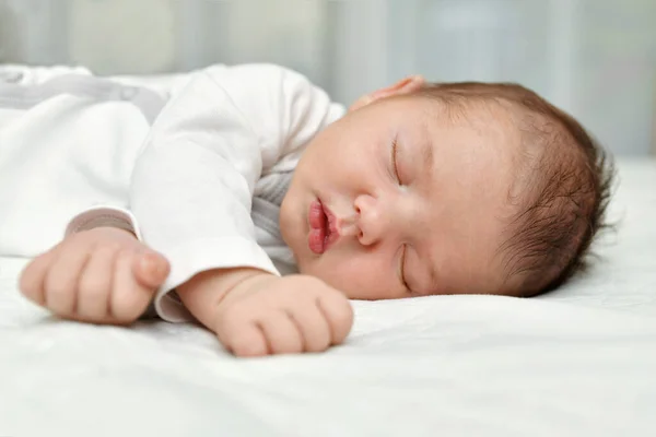 Bebê recém-nascido dormir primeiros dias em uma maternidade — Fotografia de Stock