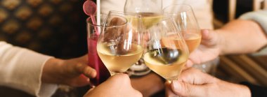 Kadehlerimizi beyaz şarapla tokuşturup restoranda kadeh kaldırıyoruz.