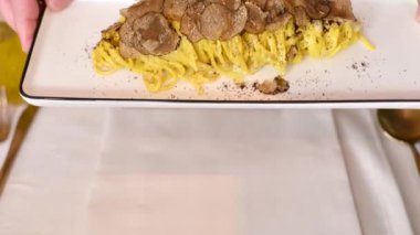 Restoranda mantarlı İtalyan makarnası.