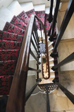 Paris 'te bir dairede girdap gibi dönen bir merdivende klasik halı.