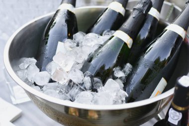 Fransız düğününde buzlu şampanya şişeleri.