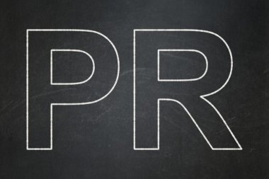 reklam kavramı: pr kara tahta zemin üzerine