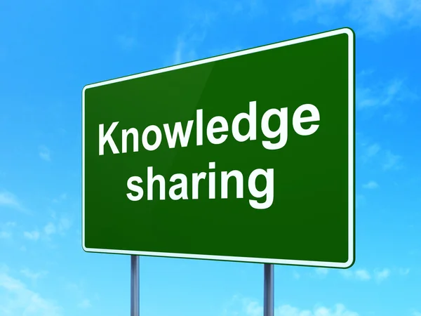 Learning concept: Knowledge Sharing on road sign background — Stock Photo, Image