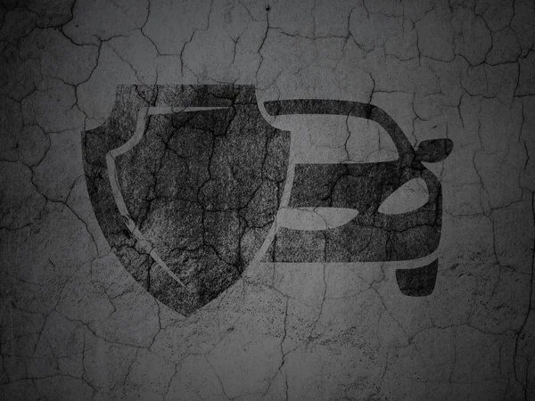 Conceito de seguro: Carro e escudo no fundo da parede grunge — Fotografia de Stock