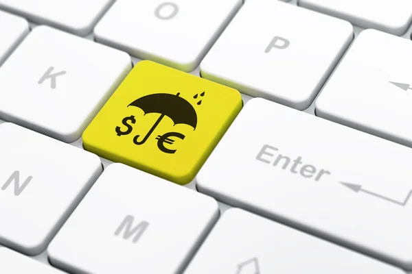 Conceito de segurança: Dinheiro e guarda-chuva no fundo do teclado do computador — Fotografia de Stock