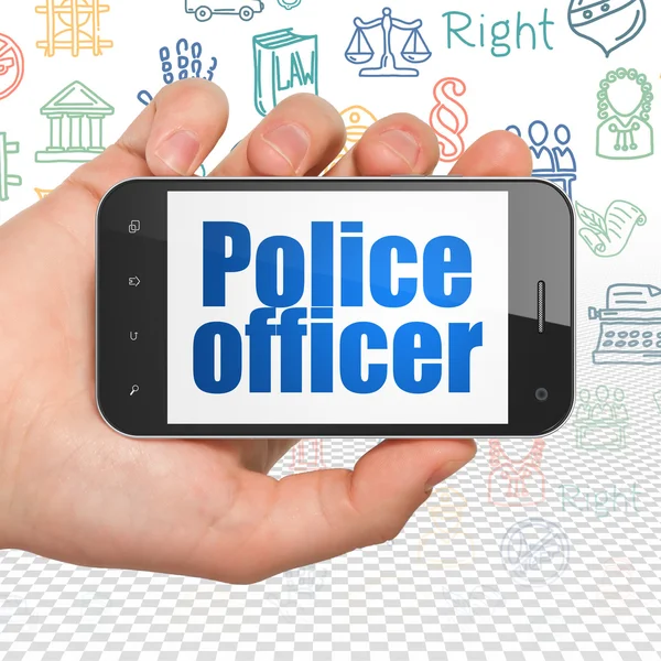 Понятие закона: Ручной смартфон с офицером полиции на выставке — стоковое фото