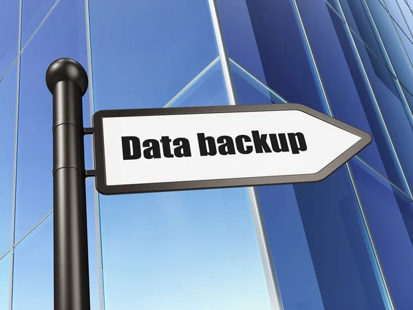 Conceito de dados: sinal de backup de dados no fundo do edifício — Fotografia de Stock
