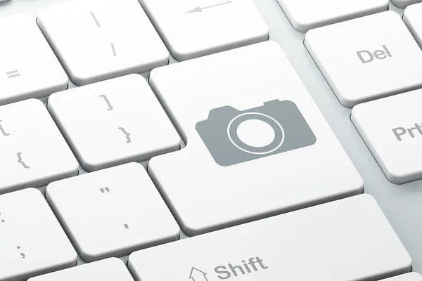 Концепция отдыха: Фотокамера на фоне компьютерной клавиатуры — стоковое фото