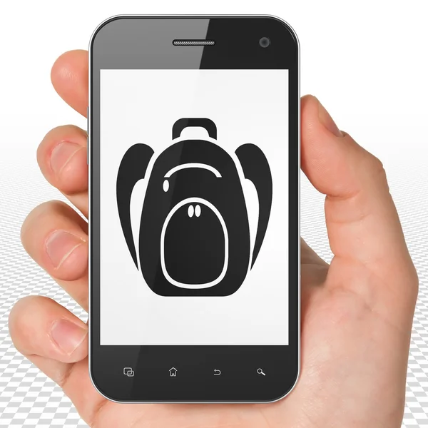 Conceito de férias: mão segurando Smartphone com mochila em exposição — Fotografia de Stock