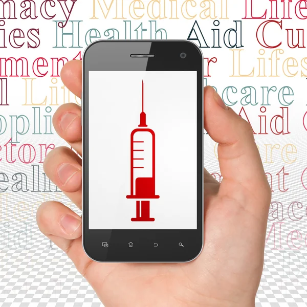 Медицинская концепция: Ручной смартфон со шприцем на дисплее — стоковое фото