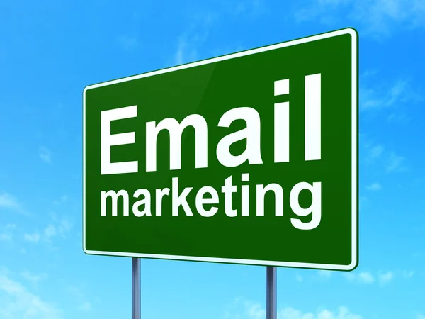 Conceito de publicidade: E-mail marketing no fundo sinal de estrada — Fotografia de Stock