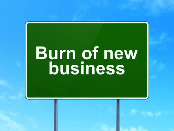 Affärsidé: bränna av nya affärer på vägen tecken bakgrund — Stockfoto