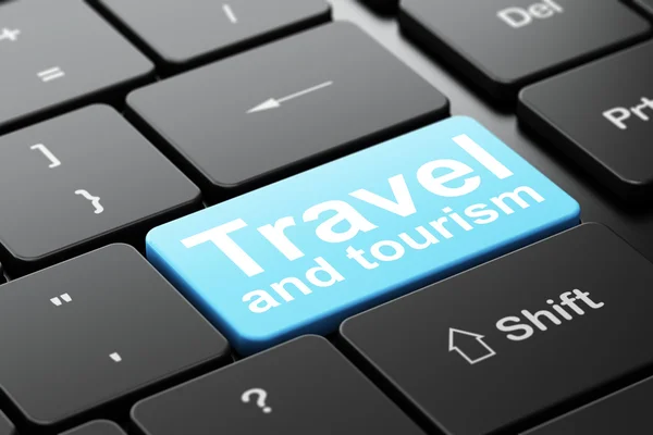Концепция отдыха: Путешествия и туризм на фоне компьютерной клавиатуры — стоковое фото