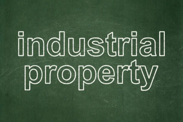 Law concept: industriële eigendom op schoolbord achtergrond — Stockfoto