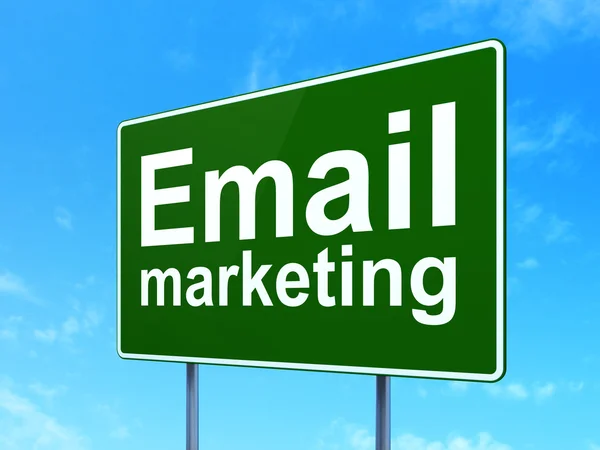 Concept d'entreprise : Email Marketing sur fond de panneau routier — Photo