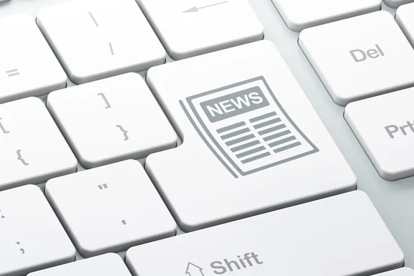 Концепция новостей: Газета на фоне компьютерной клавиатуры — стоковое фото