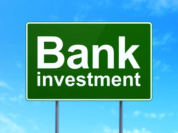 銀行概念:道路標識の背景に銀行投資 — ストック写真