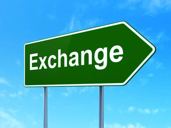 Pengar koncept: Exchange på road sign bakgrund — Stockfoto